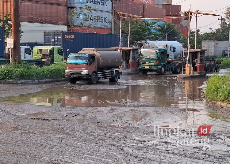 Warga Semarang Keluhkan Ceceran Tanah di Jalan Depan Kawasan Cipta Kerap Picu Kecelakaan 25 Kondisi Jalan Arteri Yos Sudarso di depan Kawasan Cipta, Kelurahan Bandarharjo, Kecamatan Semarang Utara, Kota Semarang, Senin, 11 Mei 2026. (Syahril Muadz/Lingkarjateng.id)