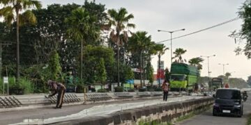 Jalan Lingkar Timur Mejobo Kudus Mulai Diperbaiki, Ini Titik Prioritasnya 10 POTRET: Para pekerja memulai perbaikan jalan Lingkar Timur Mejobo, Kabupaten Kudus. (dok for Lingkarjateng.id)