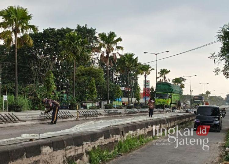 Jalan Lingkar Timur Mejobo Kudus Mulai Diperbaiki, Ini Titik Prioritasnya 25 POTRET: Para pekerja memulai perbaikan jalan Lingkar Timur Mejobo, Kabupaten Kudus. (dok for Lingkarjateng.id)