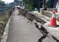 Kondisi jalan yang ambles di kawasan Jembawan I RT 06/RW 01, Kelurahan Kalibanteng Kulon, Kecamatan Semarang Barat, Kota Semarang, Rabu, 6 Mei 2026. (Syahril Muadz/Lingkarjateng.id)