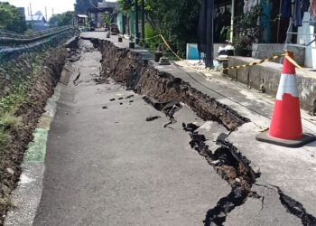 Kondisi jalan yang ambles di kawasan Jembawan I RT 06/RW 01, Kelurahan Kalibanteng Kulon, Kecamatan Semarang Barat, Kota Semarang, Rabu, 6 Mei 2026. (Syahril Muadz/Lingkarjateng.id)
