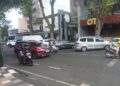 Mobil parkir di Jalan Jenderal Sudirman, Kelurahan Pati Kidul, Kecamatan Pati Kota, Kabupaten Pati. (Mohammad Fahtur Rohman/Lingkarjateng.id)