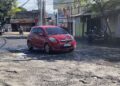 13 Aduan Jalan Rusak Masuk Posko Germap, Kawasan Terminal Pati Dinilai Paling Mendesak 34 Pengendara mobil berhati-hati saat melintasi jalan rusak di depan Terminal Pati. (Mohammad Fahtur Rohman/Lingkarjateng.id)