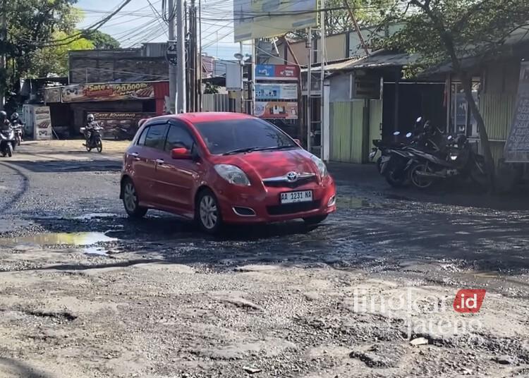 13 Aduan Jalan Rusak Masuk Posko Germap, Kawasan Terminal Pati Dinilai Paling Mendesak 25 Pengendara mobil berhati-hati saat melintasi jalan rusak di depan Terminal Pati. (Mohammad Fahtur Rohman/Lingkarjateng.id)