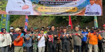 Bupati Jepara Resmi Buka Jalur Alternatif Duplak-Sumanding 11 Bupati Jepara, Witiarso Utomo, saat meresmikan pembukaan jalur alternatif Duplak-Sumanding, Sabtu, 23 Mei 2026. (Tomi Budianto/Lingkarjateng.id)