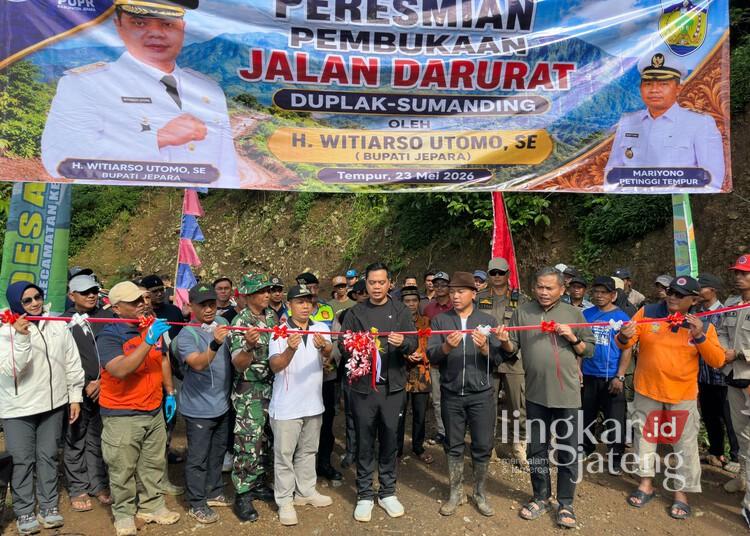 Bupati Jepara Resmi Buka Jalur Alternatif Duplak-Sumanding 25 Bupati Jepara, Witiarso Utomo, saat meresmikan pembukaan jalur alternatif Duplak-Sumanding, Sabtu, 23 Mei 2026. (Tomi Budianto/Lingkarjateng.id)
