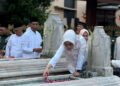 Bupati Demak Eisti’anah menabur bunga saat ziarah di makam salah satu raja Demak pada Senin, 11 Mei 2026. (dok for Lingkarjateng.id)
