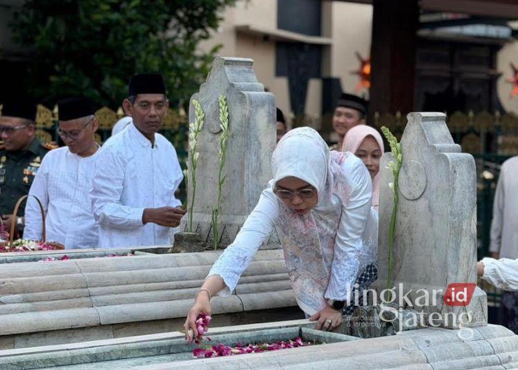 Jelang Grebeg Besar, Bupati Demak dan Forkopimda Ziarah ke Makam Raja-Raja 25 Bupati Demak Eisti’anah menabur bunga saat ziarah di makam salah satu raja Demak pada Senin, 11 Mei 2026. (dok for Lingkarjateng.id)