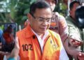 Tersangka kasus dugaan tindak pidana korupsi terkait pemerasan dalam pengisian jabatan perangkat desa di lingkungan Pemerintah Kabupaten Pati, Sudewo berjalan keluar usai menjalani pemeriksaan di Gedung Merah Putih KPK, Jakarta, Jumat, 6 Februari 2026. (Antara/Lingkarjateng.id)