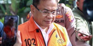 Tersangka kasus dugaan tindak pidana korupsi terkait pemerasan dalam pengisian jabatan perangkat desa di lingkungan Pemerintah Kabupaten Pati, Sudewo berjalan keluar usai menjalani pemeriksaan di Gedung Merah Putih KPK, Jakarta, Jumat, 6 Februari 2026. (Antara/Lingkarjateng.id)