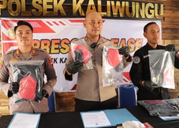 Kapolres Kendal, AKBP Hendry Susanto Sianipar, menunjukkan barang bukti kasus pembegalan bermodus polisi gadungan dalam konferensi pers di Mapolsek Kaliwungu, Kamis, 21 Mei 2026. (Lingkarjateng.id)