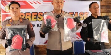 Kapolres Kendal, AKBP Hendry Susanto Sianipar, menunjukkan barang bukti kasus pembegalan bermodus polisi gadungan dalam konferensi pers di Mapolsek Kaliwungu, Kamis, 21 Mei 2026. (Lingkarjateng.id)