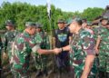 Kasdam IV/Diponegoro Hadiri Penanaman Mangrove Serentak di Kendal 34 Waaster Kasad Bidang Binter, Boemi Ario Bimo (kiri), dalam acara tanam mangrove serentak di pesisir Dusun Pilang Sari, Desa Widodo Kulon, Kecamatan Patebon, Kabupaten Kendal pada Senin, 25 Mei 2026. (dok for Lingkarjateng.id)