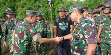 Waaster Kasad Bidang Binter, Boemi Ario Bimo (kiri), dalam acara tanam mangrove serentak di pesisir Dusun Pilang Sari, Desa Widodo Kulon, Kecamatan Patebon, Kabupaten Kendal pada Senin, 25 Mei 2026. (dok for Lingkarjateng.id)