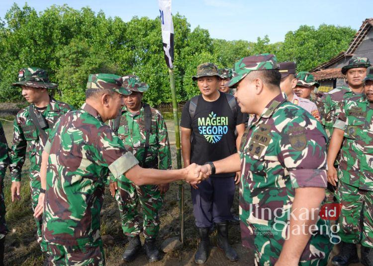 Kasdam IV/Diponegoro Hadiri Penanaman Mangrove Serentak di Kendal 25 Waaster Kasad Bidang Binter, Boemi Ario Bimo (kiri), dalam acara tanam mangrove serentak di pesisir Dusun Pilang Sari, Desa Widodo Kulon, Kecamatan Patebon, Kabupaten Kendal pada Senin, 25 Mei 2026. (dok for Lingkarjateng.id)