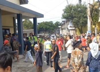 Dugaan Korupsi Bansos PKH di Milir Semarang, Ratusan Warga Geruduk Balai Desa 25 Warga Dusun Karangtalun, Desa Milir, Kecamatan Bandungan, Kabupaten Semarang, menggeruduk balai desa setempat, Selasa, 19 Mei 2026. (Hesty Imaniar/Lingkarjateng.id)