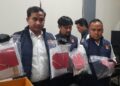 Satreskrim Polres Kendal menunjukkan barang bukti kasus penipuan modus penggandaan uang di Mapolres Kendal, Senin, 4 Mei 2026. (Anik Kustiani/Lingkarjateng.id)