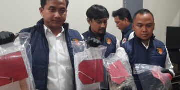 Satreskrim Polres Kendal menunjukkan barang bukti kasus penipuan modus penggandaan uang di Mapolres Kendal, Senin, 4 Mei 2026. (Anik Kustiani/Lingkarjateng.id)