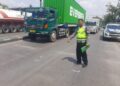 Petugas Satlantas Polres Demak melakukan olah TKP kecelakaan di Jalan Pantura Demak-Semarang, Senin, 4 Mei 2026. (M. Burhanuddin Aslam/Lingkarjateng.id)