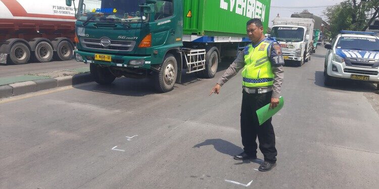 Petugas Satlantas Polres Demak melakukan olah TKP kecelakaan di Jalan Pantura Demak-Semarang, Senin, 4 Mei 2026. (M. Burhanuddin Aslam/Lingkarjateng.id)