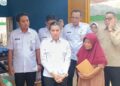 Wakil Bupati Kudus, Bellinda Putri Sabrina Birton, saat mengunjungi keluarga Sutinah yang kini menempati kios di Pasar Jepang, Desa Jepangpakis, Kecamatan Jati, Rabu, 6 Mei 2026. (Ahmad Abror/Lingkarjateng.id)