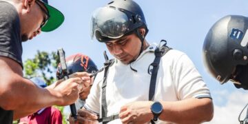 Wakil Gubernur Jawa Tengah Taj Yasin saat mencoba tandem paralayang di kawasan Curug Sewu, Kabupaten Kendal, pada Sabtu, 2 Mei 2026. (Humas Pemprov Jateng/Lingkarjateng.id)