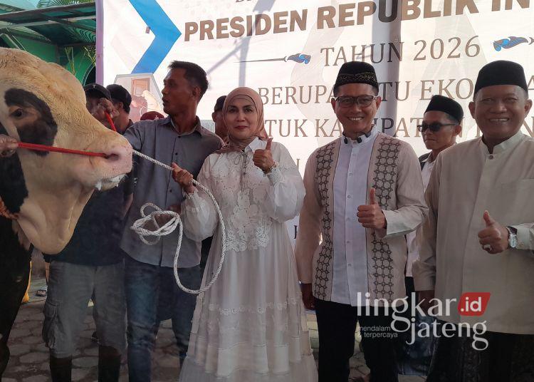 Bupati Kendal Serahkan Sapi Kurban Presiden ke Masjid Al Hidayah Meteseh Boja 25 Bupati Kendal, Dyah Kartika Permanasari saat menyerahkan sapi banpres Prabowo ke Takmir Masjid Al Hidayah Desa Meteseh Boja, Rabu, 27 Mei 2026. (Anik Kustiani/Lingkarjateng.id)