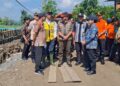 Pemerintah Siapkan Huntara untuk Korban Banjir Semarang dan Pelebaran Sungai Plumbon 34 Kepala BNPB, Suharyanto, saat meninjau lokasi tanggul jebol di Mangkang Kulon, Kecamatan Tugu, Kota Semarang, Selasa, 19 Mei 2026. (Syahril Muadz/Lingkarjateng.id)