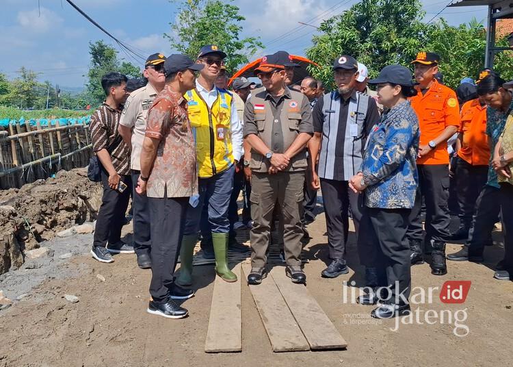 Pemerintah Siapkan Huntara untuk Korban Banjir Semarang dan Pelebaran Sungai Plumbon 25 Kepala BNPB, Suharyanto, saat meninjau lokasi tanggul jebol di Mangkang Kulon, Kecamatan Tugu, Kota Semarang, Selasa, 19 Mei 2026. (Syahril Muadz/Lingkarjateng.id)