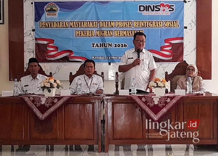Dampingi PMIB, Dinsos Kendal Upayakan Reintegrasi Sosial dan Bantuan Usaha 25 Kepala Dinsos Kendal, Muntoha saat memberikan materi terkait reintegrasi sosial PMIB di Aula Kecamatan Pegandon, Kabupaten Kendal, Rabu, 13 Mei 2026. (Anik Kustiani/Lingkarjateng.id)