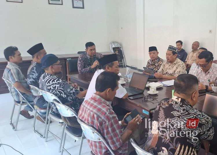 Kesbangpol Kendal Siapkan Pendampingan Pengelolaan Dana Hibah untuk NU dan Muhammadiyah 25 Rapat persiapan ekspose pendampingan hibah yang digelar Badan Kesbangpol Kendal, Selasa, 19 Mei 2026. (Anik Kustiani/Lingkarjateng.id)