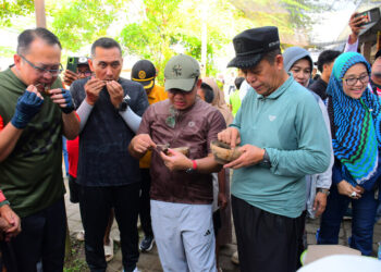Ketua DPRD Pekalongan Apresiasi Geliat UMKM Center Kedungwuni, Minta Dukungan Terus Ditingkatkan 30 Ketua DPRD Kabupaten Pekalongan, Abdul Munir (kanan), menghadiri kegiatan “Ngopi Bareng Bakul Jajan” di UMKM Center Kedungwuni, Kabupaten Pekalongan, Jumat, 8 Mei 2026. (Fahri Akbar/Lingkarjateng.id)