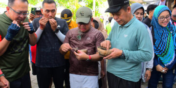 Ketua DPRD Pekalongan Apresiasi Geliat UMKM Center Kedungwuni, Minta Dukungan Terus Ditingkatkan 13 Ketua DPRD Kabupaten Pekalongan, Abdul Munir (kanan), menghadiri kegiatan “Ngopi Bareng Bakul Jajan” di UMKM Center Kedungwuni, Kabupaten Pekalongan, Jumat, 8 Mei 2026. (Fahri Akbar/Lingkarjateng.id)