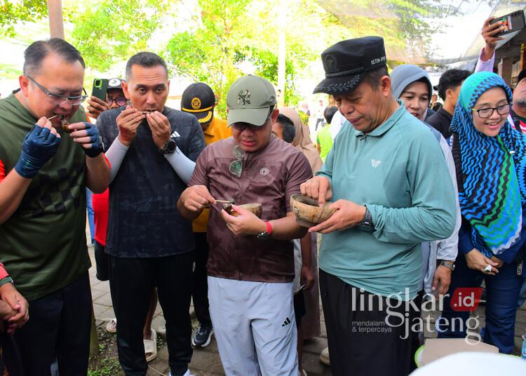 Ketua DPRD Pekalongan Apresiasi Geliat UMKM Center Kedungwuni, Minta Dukungan Terus Ditingkatkan 25 Ketua DPRD Kabupaten Pekalongan, Abdul Munir (kanan), menghadiri kegiatan “Ngopi Bareng Bakul Jajan” di UMKM Center Kedungwuni, Kabupaten Pekalongan, Jumat, 8 Mei 2026. (Fahri Akbar/Lingkarjateng.id)