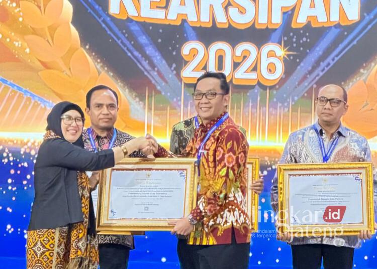 Kota Semarang Raih Predikat AA Pengawasan Kearsipan Nasional 25 Plt Kepala Dinas Arsip dan Perpustakaan Kota Semarang Muhammad Ahsan saat menerima penghargaan Pengawasan Kearsipan Nasional di Gedung C ANRI, Jakarta, Rabu, 20 Mei 2026. (Humas Pemkot Semarang/Lingkarjateng.id)