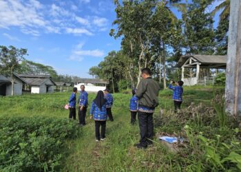 Jajaran Forkopimda Kabupaten Semarang saat meninjau lahan untuk pembangunan Sekolah Rakyat di Dusun Mulyorejo, Desa Barukan, Kecamatan Tengaran, Kabupaten Semarang. (Hesty Imaniar/Lingkarjateng.id)