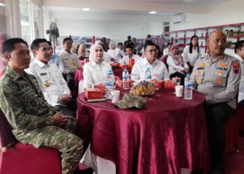 Launching Hari Ini, 48 Koperasi Merah Putih di Kendal Siap Operasional 33 Bupati Kendal, Dyah Kartika Permanasari (tengah), bersama Wabup Benny Karnadi, Dandim 0715 Letkol Inf Ade Sohal, Kapolres Kendal AKBP Hendry Susanto, Ketua DPRD Kendal, Mahfud Sodiq dan saatmengikuti zoom meeting launching Koperasi Merah Putih di Desa Cepiring, Kecamatan/Kabupaten Kendal pada Sabtu, 16 Mei 2026. (Anik Kustiani/Lingkarjateng.id)
