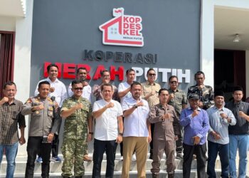 Bupati Kudus, Sam'ani Intakoris, berfoto bersama jajaran Forkopimda saat peresmian KDKMP secara virtual dari Desa Getas Pejaten, Kecamatan Jati, Kabupaten Kudus, Sabtu, 16 Mei 2026. (Nisa Hafizhotus S./Lingkarjateng.id)