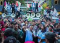 Gubernur Jawa Tengah, Ahmad Luthfi, menemui massa buruh dan mahasiswa yang menggelar aksi demonstrasi dalam rangka memperingati Hari Buruh Internasional (May Day) dan Hari Pendidikan Nasional 2026 di Kantor Gubernuran, Kota Semarang, Jumat, 1 Mei 2026. (Humas Pemprov Jateng/Lingkarjateng.id)