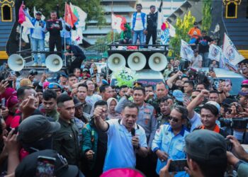 Gubernur Jawa Tengah, Ahmad Luthfi, menemui massa buruh dan mahasiswa yang menggelar aksi demonstrasi dalam rangka memperingati Hari Buruh Internasional (May Day) dan Hari Pendidikan Nasional 2026 di Kantor Gubernuran, Kota Semarang, Jumat, 1 Mei 2026. (Humas Pemprov Jateng/Lingkarjateng.id)