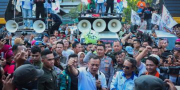 Gubernur Jawa Tengah, Ahmad Luthfi, menemui massa buruh dan mahasiswa yang menggelar aksi demonstrasi dalam rangka memperingati Hari Buruh Internasional (May Day) dan Hari Pendidikan Nasional 2026 di Kantor Gubernuran, Kota Semarang, Jumat, 1 Mei 2026. (Humas Pemprov Jateng/Lingkarjateng.id)