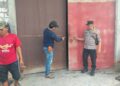 Polisi melakukan olah TKP pencurian beras di gudang penggilingan padi di Dusun Cendono, Desa Sambiyan, Kecamatan Kaliori, Kabupaten Rembang, Sabtu, 23 Mei 2026. (Vicky Rio/Lngkarjateng.id)