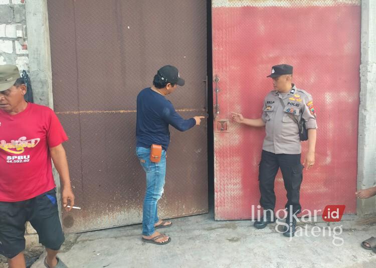 281 Sak Beras Milik Warga Kaliori Rembang Raib Digondol Maling 25 Polisi melakukan olah TKP pencurian beras di gudang penggilingan padi di Dusun Cendono, Desa Sambiyan, Kecamatan Kaliori, Kabupaten Rembang, Sabtu, 23 Mei 2026. (Vicky Rio/Lngkarjateng.id)