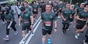 Gubernur Jawa Tengah Ahmad Luthfi mengikuti gelaran Mangkunegaran Run 2026 di Kota Surakarta, Minggu, 3 Mei 2026. (Humas Pemprov Jateng/Lingkarjateng.id)