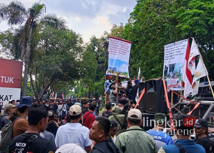 Aksi Demo AMPB di Polresta Pati Berlangsung Kondusif 25 Ratusan massa AMPB saat menggelar aksi demonstrasi di Polresta Pati, Rabu, 13 Mei 2026. (Lingkarjateng Group Network/Lingkarjateng.id)