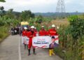 Warga melakukan arak-arakan melepas pengiriman produksi minyak rakyat Desa Sojomerto, Kecamatan Gemuh, Kabupaten Kendal, ke Pertamina Cepu, Minggu, 17 Mei 2026. (Anik Kustiani/Lingkarjateng.id)