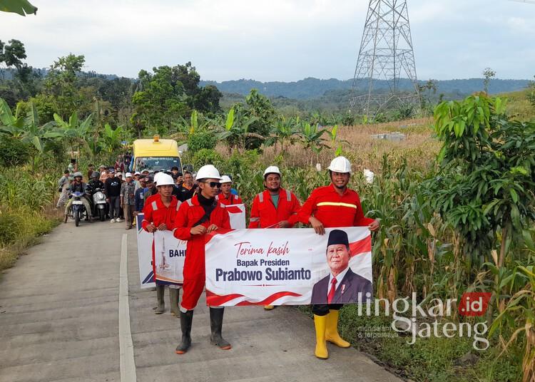Minyak Sumur Rakyat Desa Sojomerto Kendal Dikirim Perdana ke Pertamina 25 Warga melakukan arak-arakan melepas pengiriman produksi minyak rakyat Desa Sojomerto, Kecamatan Gemuh, Kabupaten Kendal, ke Pertamina Cepu, Minggu, 17 Mei 2026. (Anik Kustiani/Lingkarjateng.id)