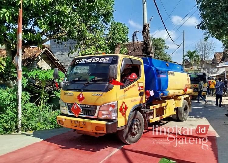 Ribuan Sumur Rakyat di Blora Diproyeksi Pasok Minyak 10.000 Liter per Hari ke Pertamina 25 Hasil sumur minyak dari Desa Plantungan, Kabupaten Blora, dikirim ke Pertamina sebagai uji sampel. (Eko Wicaksono/Lingkarjateng.id)