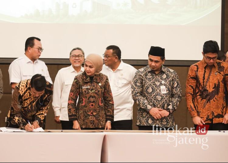 Tangani Sampah di Semarang-Kendal, Pemprov Jateng Teken Proyek PSEL Semarang Raya 25 Penandatanganan nota kesepahaman proyek Pengolahan Sampah Menjadi Energi Listrik (PSEL) Semarang Raya di Gedung Kementerian Koordinator Bidang Pangan, Jakarta, Senin, 11 Mei 2026. (Humas Pemprov Jateng/Lingkarjateng.id)