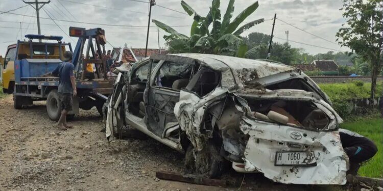 Kondisi mobil yang tertabrak kereta api di perlintasan tanpa palang pintu di Desa Tuko, Kecamatan Pulokulon, Kabupaten Grobogan, pada Jumat, 1 Mei 2026. (Lingkarjateng.id)